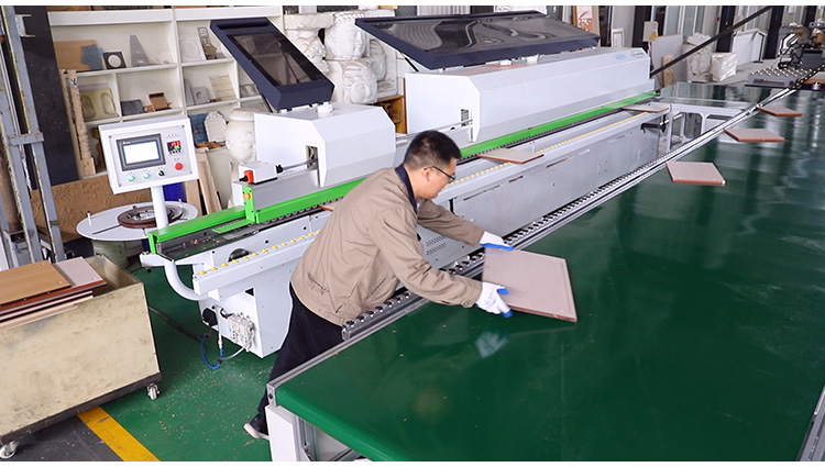 Gỗ CNC m&aacute;y t&iacute;nh tự động với d&ograve;ng quay