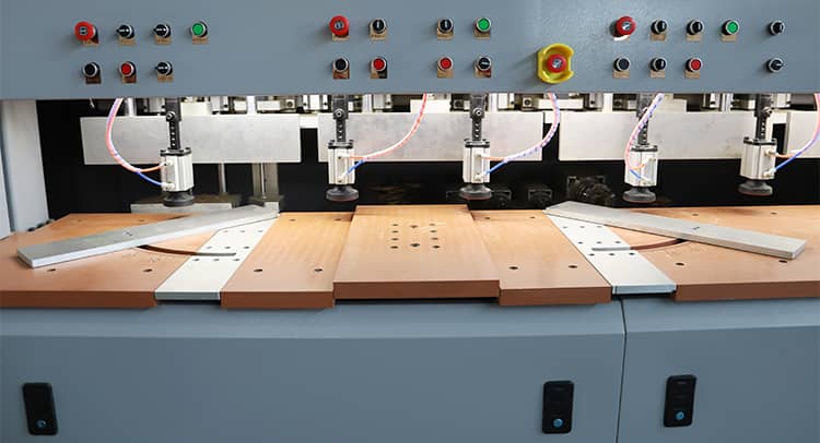 B&agrave;n tăng v&agrave; người cai trị hỗ trợ cho ăn