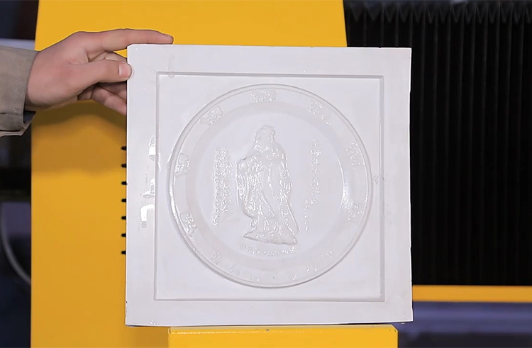 Khắc đ&aacute; m&aacute;y